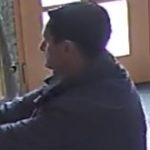 Poznáváte muže na fotografii? Pátrá po něm policie