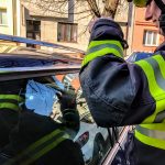 Žena si v autě zabouchla klíče. Na zadní sedačce zůstalo uvězněné malé dítě