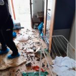 Výkaly na podlaze, všude plno odpadků. Žena se na dva týdny zabarikádovala v bytě