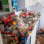 Výkaly na podlaze, všude plno odpadků. Žena se na dva týdny zabarikádovala v bytě