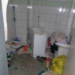 Výkaly na podlaze, všude plno odpadků. Žena se na dva týdny zabarikádovala v bytě