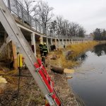 Chodník na návodní straně Jordánu je uzavřen,  odváží se dřevo z vrb