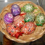 Moravské Velikonoce v Galerii 140 ukazují tradiční i neobvyklé kraslice a moravské kroje