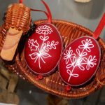 Moravské Velikonoce v Galerii 140 ukazují tradiční i neobvyklé kraslice a moravské kroje