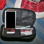 Zásahovka zadržela dealera drog při cestě autem. Za jízdy vyhazoval z okénka pervitin