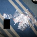 Zásahovka zadržela dealera drog při cestě autem. Za jízdy vyhazoval z okénka pervitin