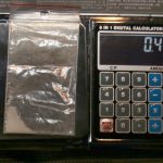 Zásahovka zadržela dealera drog při cestě autem. Za jízdy vyhazoval z okénka pervitin