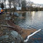 Škodovka skončila při nehodě u Blatné v rybníku. Do vody vytekly provozní kapaliny
