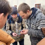 Ornitolog v Temelíně kroužkoval ptáky. Přihlížely mu děti z Albrechtic a Protivína