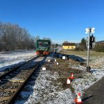AKTUALIZOVÁNO: Ve Strunkovicích se střetlo osobní auto s vlakem. Řidičku transportoval vrtulník do nemocnice