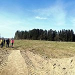 Problémy s dopravou v Žáru působí hráz rybníka. Kolem obce povede obchvat