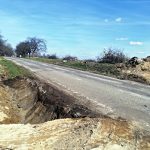 Problémy s dopravou v Žáru působí hráz rybníka. Kolem obce povede obchvat