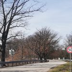 Problémy s dopravou v Žáru působí hráz rybníka. Kolem obce povede obchvat
