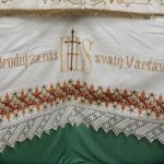 Růženec, svatý obrázek z pouti, vyšívané ornáty i malované kraslice na nové výstavě v plánské Faře