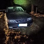 Řidič zběsile ujížděl policii. V lese ho vystopoval služební pes