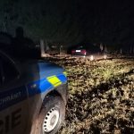 Řidič zběsile ujížděl policii. V lese ho vystopoval služební pes