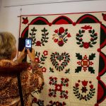 Díla výstavy Od patchworku k textilním obrazům nesou i emotivní příběhy
