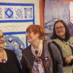 Díla výstavy Od patchworku k textilním obrazům nesou i emotivní příběhy