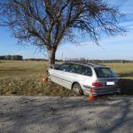 Opilý řidič BMW nezvládl rychlou jízdu a skončil s autem ve stromě