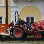 S výsadbou květin u strakonického zámku pomohl speciální sázecí stroj