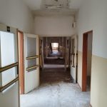 Z bývalého areálu školy v přírodě měl vzniknout domov pro seniory. Místo toho objekt u Volyně chátrá