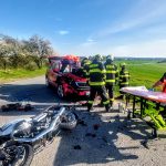 Po nehodě skončil motorkář na kapotě škodovky. Vrtulník ho transportoval v kritickém stavu do nemocnice. Policie hledá svědky