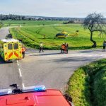 Po nehodě skončil motorkář na kapotě škodovky. Vrtulník ho transportoval v kritickém stavu do nemocnice. Policie hledá svědky