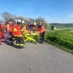 Po nehodě skončil motorkář na kapotě škodovky. Vrtulník ho transportoval v kritickém stavu do nemocnice. Policie hledá svědky