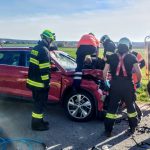 Po nehodě skončil motorkář na kapotě škodovky. Vrtulník ho transportoval v kritickém stavu do nemocnice. Policie hledá svědky