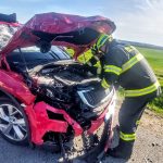 Po nehodě skončil motorkář na kapotě škodovky. Vrtulník ho transportoval v kritickém stavu do nemocnice. Policie hledá svědky