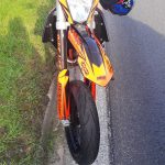 Mladík se proháněl ulicemi Hradce po zadním kole na motorce bez světel a zrcátek