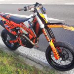 Mladík se proháněl ulicemi Hradce po zadním kole na motorce bez světel a zrcátek