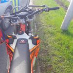 Mladík se proháněl ulicemi Hradce po zadním kole na motorce bez světel a zrcátek
