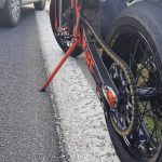 Mladík se proháněl ulicemi Hradce po zadním kole na motorce bez světel a zrcátek