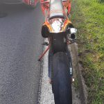 Mladík se proháněl ulicemi Hradce po zadním kole na motorce bez světel a zrcátek
