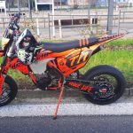 Mladík se proháněl ulicemi Hradce po zadním kole na motorce bez světel a zrcátek
