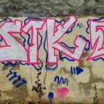 Fasádu kamenné vyhlídky zámku Hluboká počmáral sprejer. Policie hledá svědky