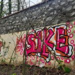 Fasádu kamenné vyhlídky zámku Hluboká počmáral sprejer. Policie hledá svědky