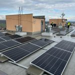 Na paneláku v Milevsku roste solární elektrárna