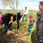 V Branicích slavnostně zahájili projekt Přírodní zahrady u školky. Rodiče s dětmi vysadili první stromy