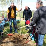 V Branicích slavnostně zahájili projekt Přírodní zahrady u školky. Rodiče s dětmi vysadili první stromy