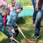 V Branicích slavnostně zahájili projekt Přírodní zahrady u školky. Rodiče s dětmi vysadili první stromy