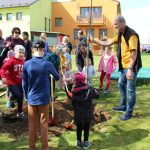 V Branicích slavnostně zahájili projekt Přírodní zahrady u školky. Rodiče s dětmi vysadili první stromy