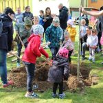 V Branicích slavnostně zahájili projekt Přírodní zahrady u školky. Rodiče s dětmi vysadili první stromy