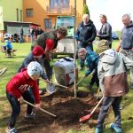 V Branicích slavnostně zahájili projekt Přírodní zahrady u školky. Rodiče s dětmi vysadili první stromy