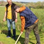 V Branicích slavnostně zahájili projekt Přírodní zahrady u školky. Rodiče s dětmi vysadili první stromy