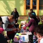 V Branicích slavnostně zahájili projekt Přírodní zahrady u školky. Rodiče s dětmi vysadili první stromy