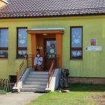 V Branicích slavnostně zahájili projekt Přírodní zahrady u školky. Rodiče s dětmi vysadili první stromy