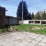 V areálu bývalé školky na sídlišti U Nádraží v Jindřichově Hradci se po demolicích bude parkovat