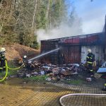 Ve Studánkách hoří lodní kontejnery se zábavní pyrotechnikou. Na místě zasahuje dvanáct jednotek hasičů